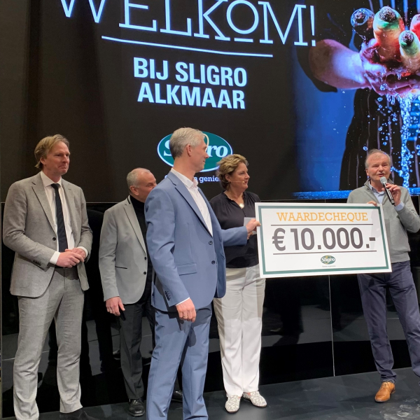 Cheque voor Jeugdfonds sligro.jpg