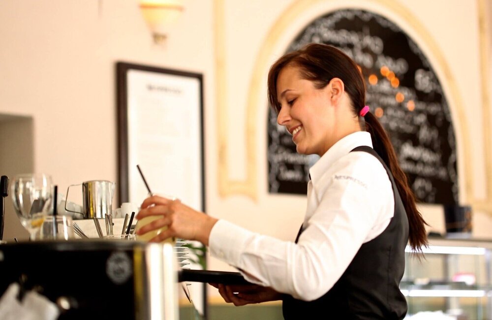 luckylife11-waitress-2376728_1920