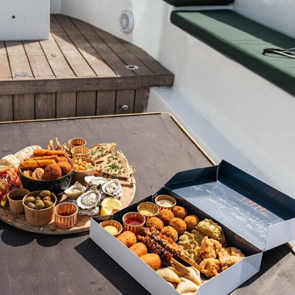 borrelplank op de boot.jpg