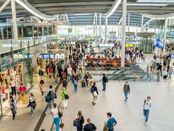 Utrecht Centraal stationshal.jpg
