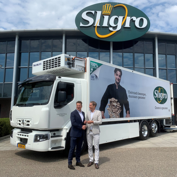 Overhandiging sleutels Renault elektrische truck.jpg