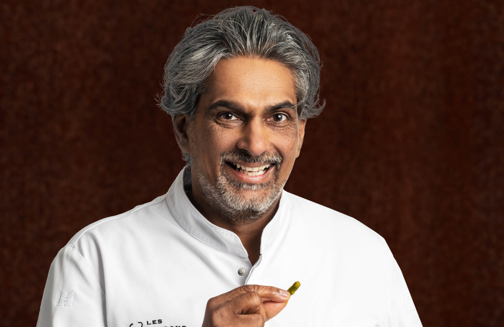 Soenil Bahadoer met bara kip en roti.jpg