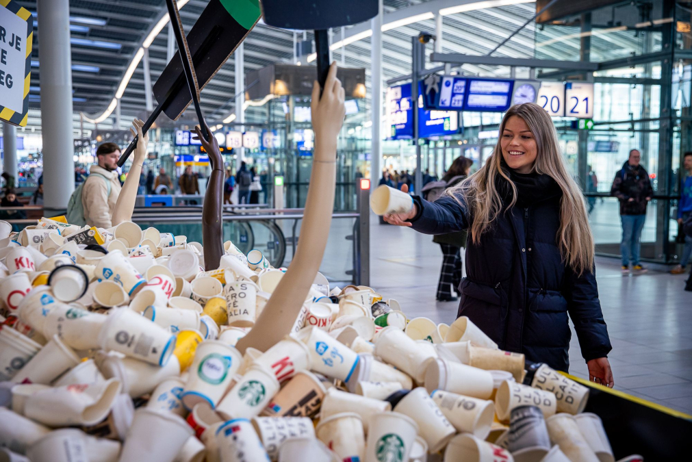 wegwerpbekers-op-station-utrecht-centraal.jpg