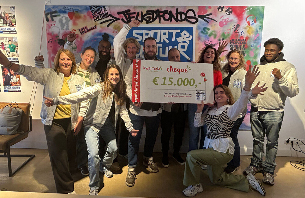 Kwalitaria reikt cheque uit aan Jeugdfonds.jpg