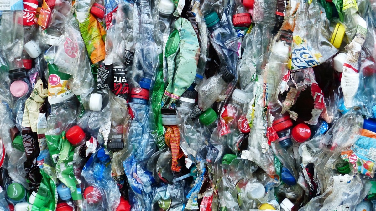 plastic-bottles-115071_1920.jpg