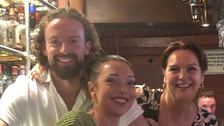 Eigenaar Rutger met vaste gasten.jpeg