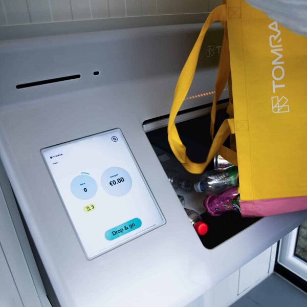 Flessen-en-blikjes-inleveren-bij-TOMRA-R2-kiosk-scaled.jpg