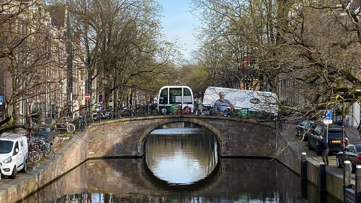 Sligro wegtrein, Gracht Amsterdam 2.jpg