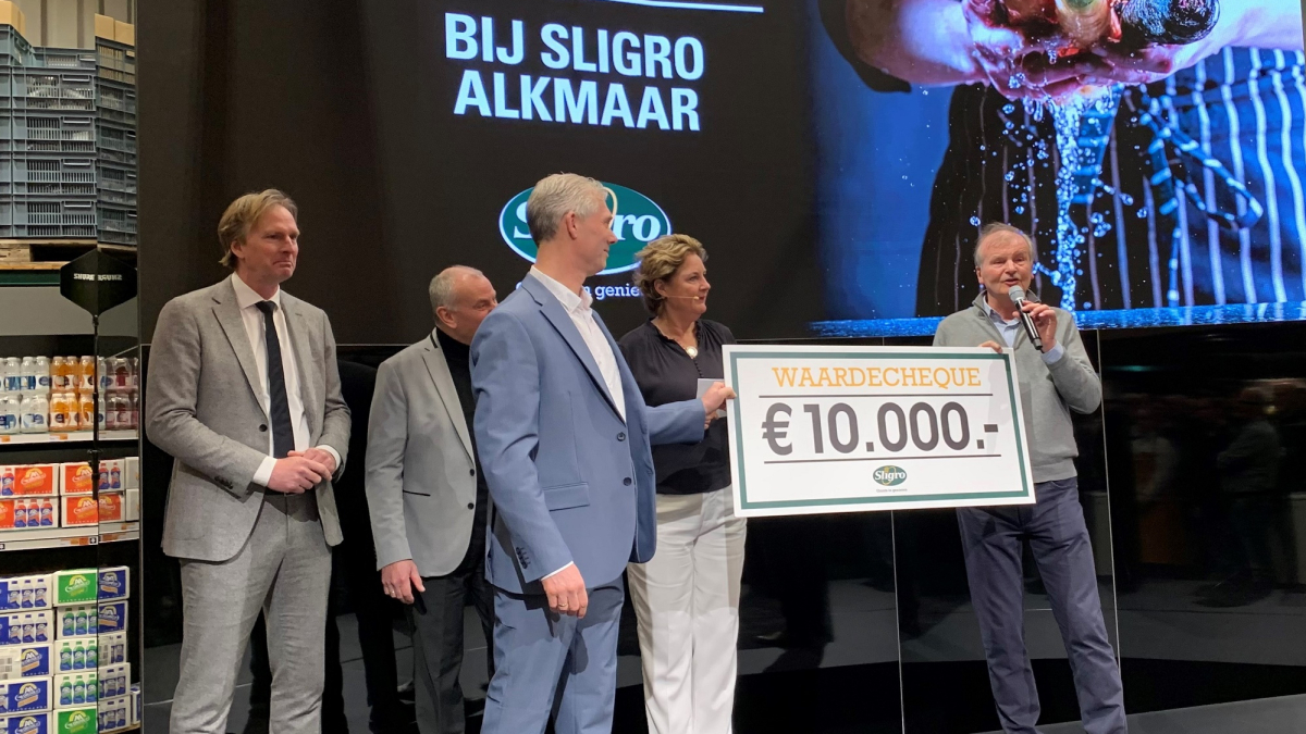 Cheque voor Jeugdfonds sligro.jpg