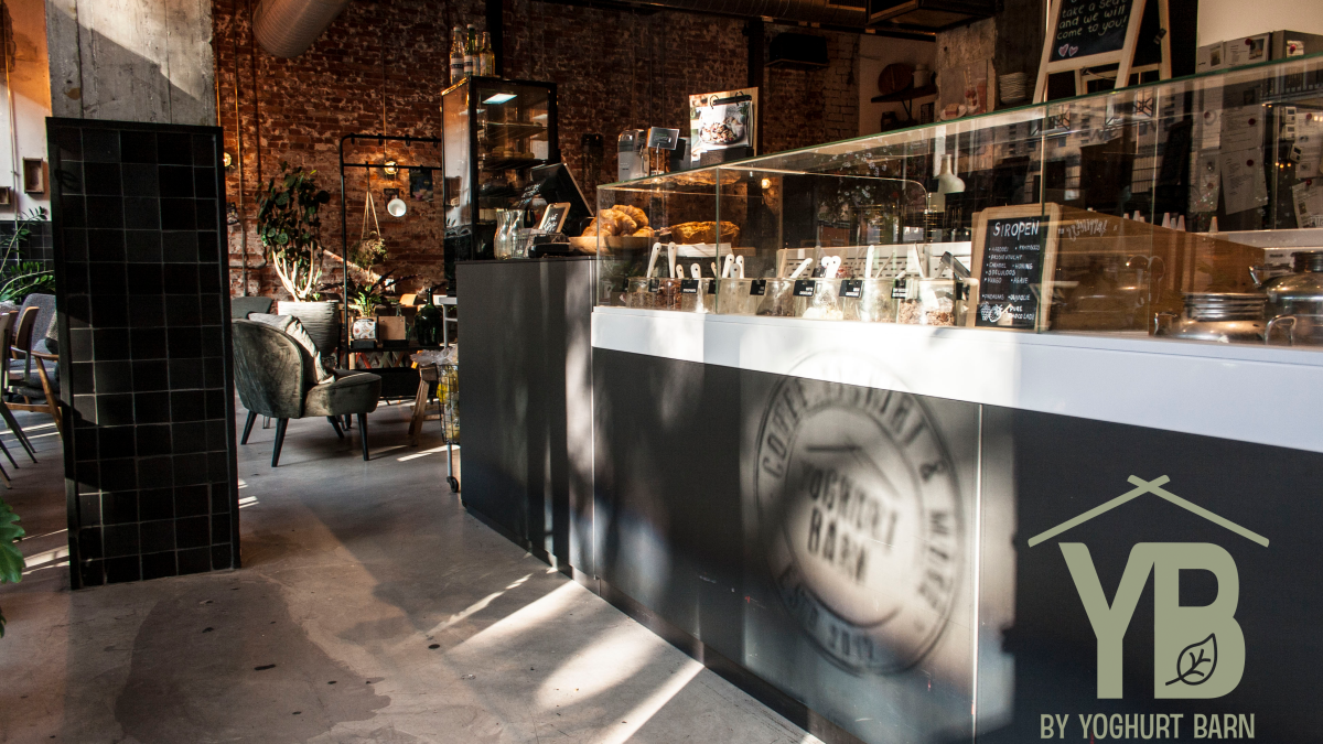 yoghurt barn interieur.png