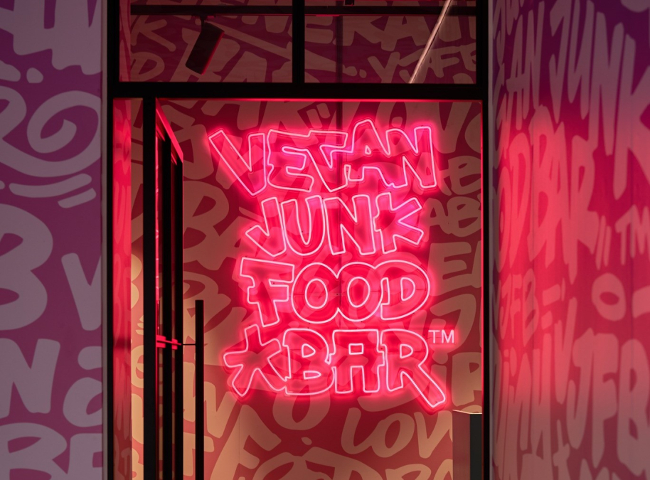 vegan-junk-food-bar-logo-liggend.jpg