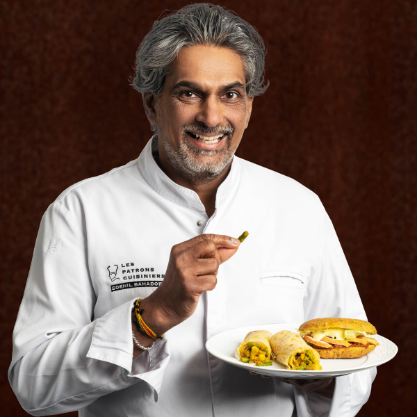 Soenil Bahadoer met bara kip en roti.jpg