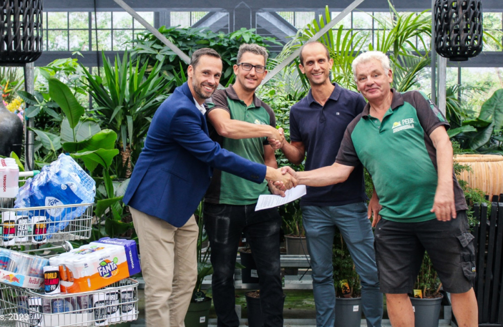 Ondertekening samenwerking Tuincentrum Peer statiegeld innamepunt Brand Masters Statiegeld Nederland 14-9-2023.jpg