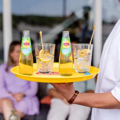 Lipton op het terras.png