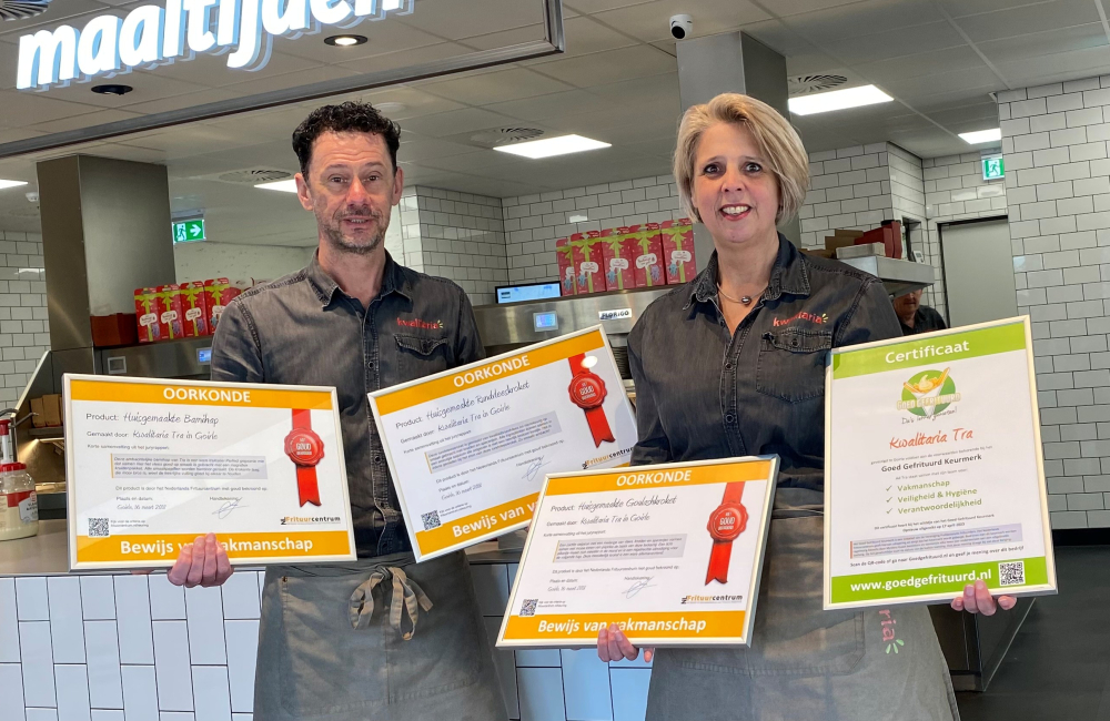 Ad en Cindy Tra van Cafetaria Tra in Goirle met oorkondes en certificaat.jpg